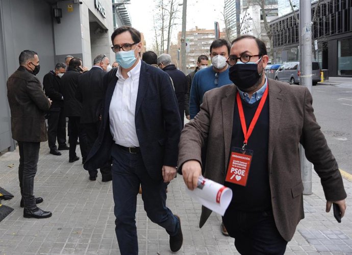 El candidato del PSC a la Presidencia de la Generalitat, Salvador Illa (i), a su llegada al Comité Federal del PSOE celebrado en Barcelona, en Catalunya, (España), a 23 de enero de 2021.  
