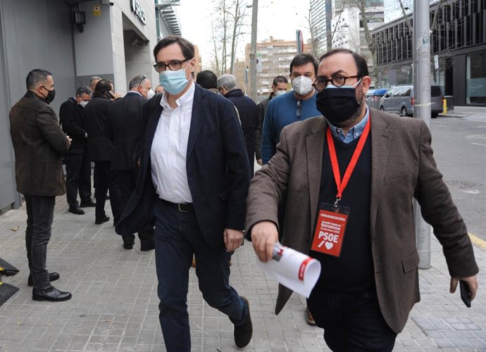 El ministro de Sanidad, Salvador Illa (i), a su llegada al Comité Federal del PSOE celebrado en Barcelona, en Catalunya, (España), a 23 de enero de 2021. En el encuentro, que ha sido de carácter semipresencial debido a la crisis del Covid-19, el preside