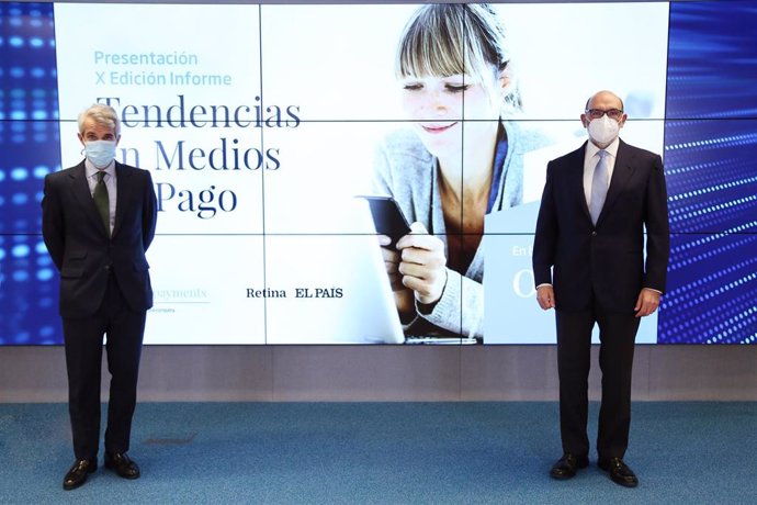 Borja Ochoa, director general responsable global de Servicios Financieros de Minsait, y Fernando Abril-Martorell, presidente de Indra (de izquierda a derecha), en la presentación del X Informe de Tendencias en Medios de Minsait Payments