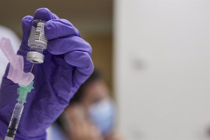 Una enfermera prepara la vacuna para un sanitario contra el coronavirus en el Hospital Gregorio Marañón de Madrid (España), a 11 de enero de 2021. La Comunidad de Madrid continúa este lunes con la vacunación contra la covid-19 de los profesionales sanit