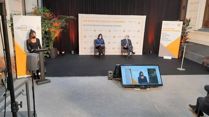 La Agencia Española de Protección de Datos (AEPD) ha presentado hoy su campaña Un solo clic puede arruinarte la vida, dirigida a concienciar de los riesgos de reenviar o difundir contenidos sensibles, como fotografías o vídeos de carácter sexual o vio