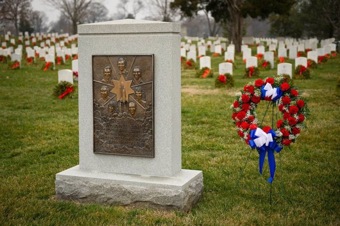 El Space Shuttle Challenger Memorial se ve después de una ceremonia de colocación de una corona que fue parte del Día del Recuerdo de la NASA.