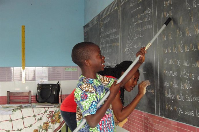 Niño en la pizarra en una escuela de los salesianos en Cotonou, Benín, África