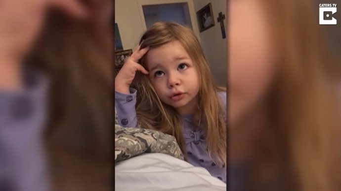 Una niña de tres años regaña a su padre por no bajar la tapa del inodoro