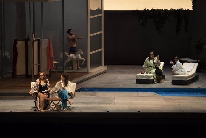 El cantante Ainhoa Arteta (i) y la cantante Violeta Urmana (d) durante el pase gráfico de la ópera 'Falstaff', de Verdi en El Palau de les Arts Reina Sofía, 