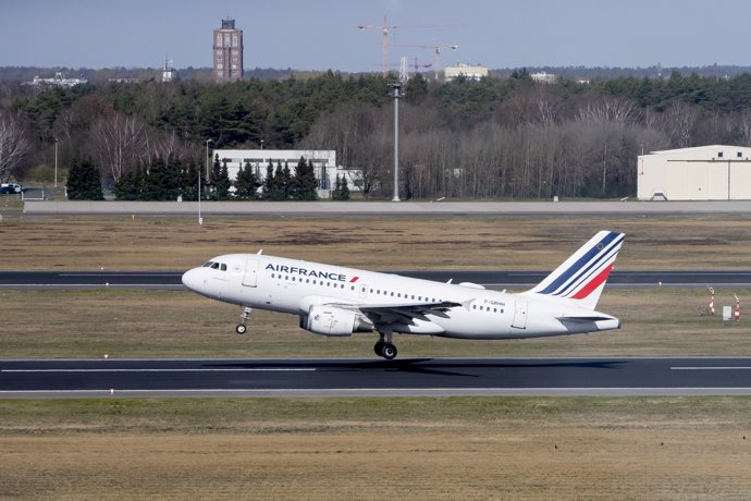 16 de marzo de 2020, Berlín: Un avión de la compañía aérea Air France despega del aeropuerto Tegel de Berlín. Foto: Christoph Soeder/dpa