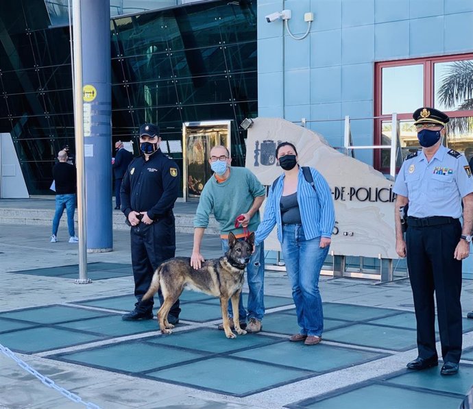 El Perro 'Basco' Con Su Ya Exguía Canino De La Policía Nacional, Su Familia Adoptiva, Y El El Jefe Superior De Policía De Canarias, Rafael Martínez