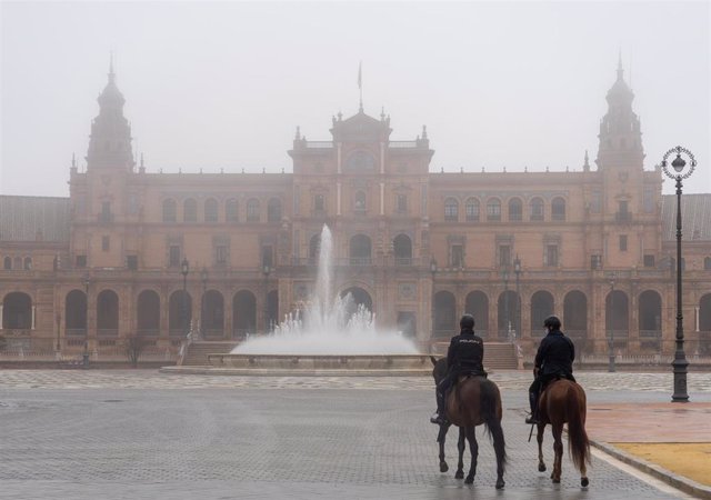 Sevilla ha amanecido con unos densos bancos de niebla que ha cubierto el área metropolitana. En la imagen  dos policias a caballo por la Plaza de España del  Parque de María Luisa. Sevilla a 27 de enero del 2020