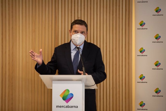 El Ministro de Agricultura, Pesca y Alimentación, Luis Planas, durante su intervención en su visita al Biomarket de Mercabarna, en Barcelona, Catalunya (España), a 21 de enero de 2021. Tras su visita a este mercado mayorista, Planas abordará una reunión