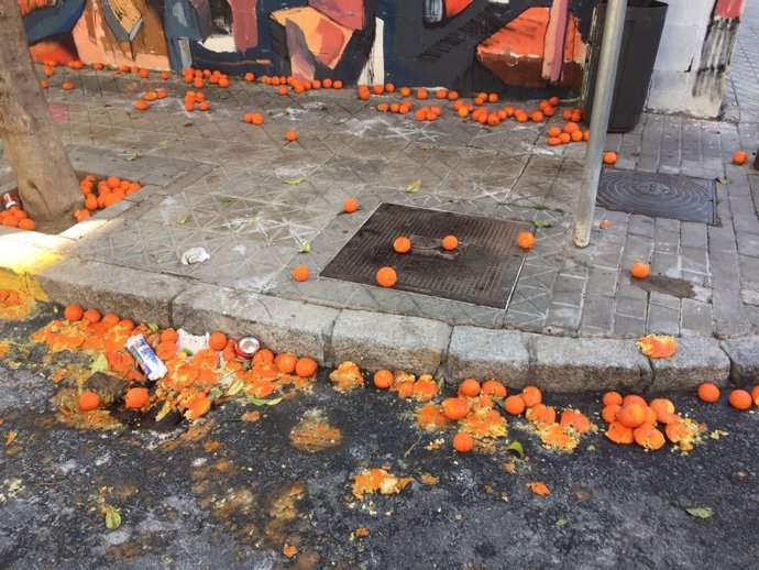 Naranjas caídas al suelo en determinados puntos de la ciudad