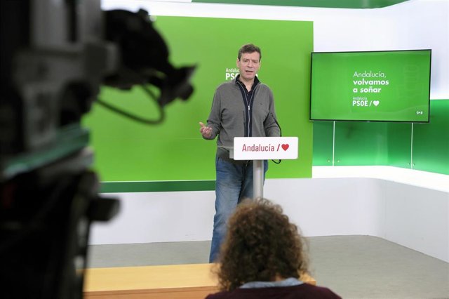 El portavoz de Presidencia del PSOE-A, Carmelo Gómez, en rueda de prensa.