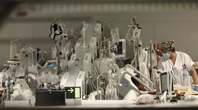 Una enfermera trata a un enfermo en el Hospital de Emergencias Isabel Zendal, Madrid (España), a 20 de enero de 2021. El hospital, inaugurado el pasado 1 de diciembre, ha superado ya los 801 pacientes de COVID-19 y los ingresados en la Unidad de Cuidado