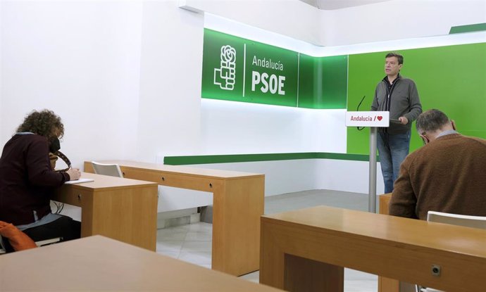 El portavoz de Presidencia del PSOE-A, Carmelo Gómez, en rueda de prensa.