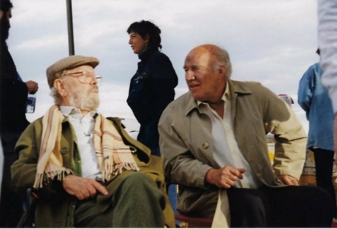 Luis García-Berlanga y Michel Piccoli en un descanso del rodaje de París-Tombuctú. Peñíscola, 1999