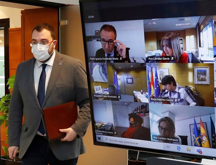 El presidente del Principado, Adrián Barbón, momentos antes de presidir la reunión del Consejo de Gobierno.