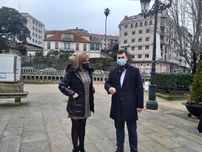 El secretario xeral del PSdeG, Gonzalo Caballero, y la alcaldesa de Redondela (Pontevedra), la socialista Digna Rivas.