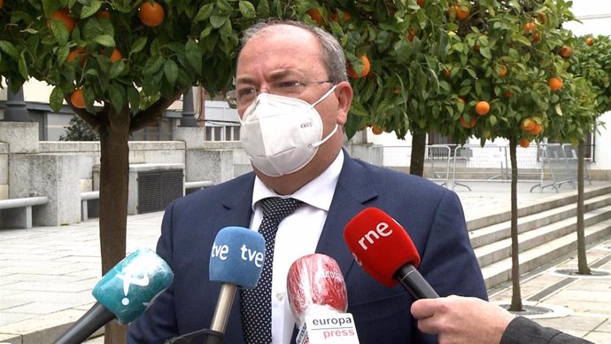 El presidente del PP de Extremadura, José Antonio Monago, atiende a los medios en Mérida