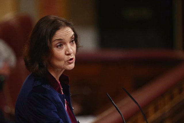 La ministra de Industria, Comercio y Turismo, Reyes Maroto, interviene durante una sesión plenaria celebrada en el Congreso de los Diputados, en Madrid, (España), a 28 de enero de 2021. Durante el pleno de hoy el Congreso debatirá la convalidación de los 