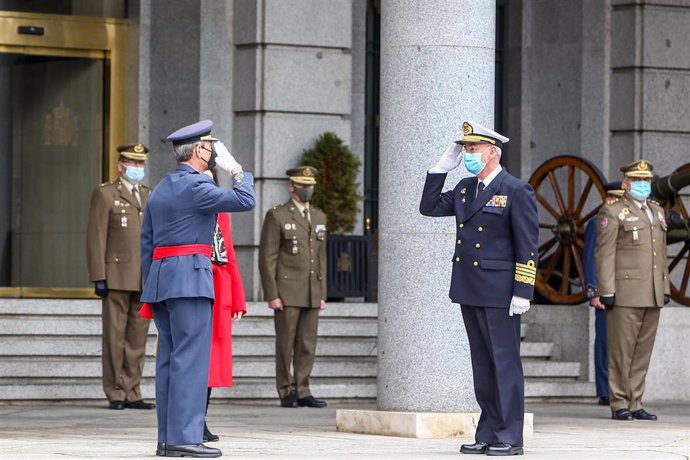El anterior Jefe de Estado Mayor de la Defensa (Jemad), general Miguel Ángel Villarroya, y el nuevo Jemad, almirante Teodoro López Calderón 