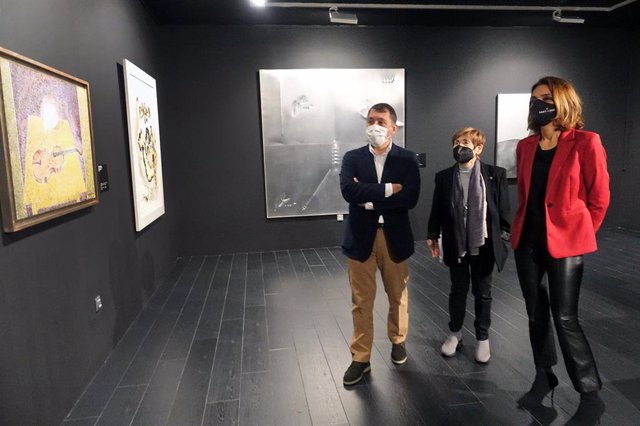 El alcalde de Santa Cruz de Tenerife (i), en la 'Sala Negra' del Círculo de Bellas Artes