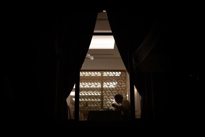 Una persona dentro del Hotel Catedral al inicio del toque de queda impuesto de 22.00 horas a 06.00 horas por la crisis sanitaria del Covid-19, en Barcelona, Catalunya, (España), a 2 de noviembre de 2020. 