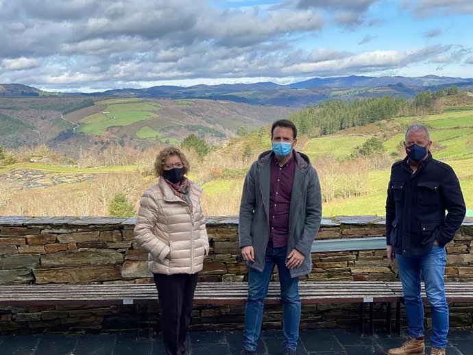 El Secretario General del PP asturiano y diputado por el Occidente, Álvaro Queipo, y la diputada popular portavoz de Cultura, Gloria García, en Grandas de Salime.