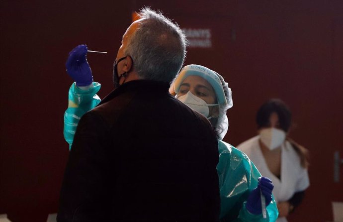 Una sanitaria realiza un test de coronavirus durante un cribado poblacional en Mallorca.