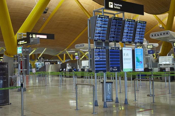 Paneles informativos en la terminal T4 del Aeropuerto Adolfo Suárez Madrid-Barajas durante el primer día de cierre perimetral por el puente de la Constitución en Madrid (España), a 4 de diciembre de 2020. El cierre perimetral de la región ha sido decret