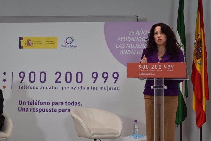 La consejera de Igualdad, Rocío Ruiz, este jueves en la rueda de prensa de presentación del Teléfono de Atención a la Mujer, el 900 200 999.