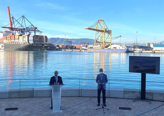 El presidente de la Autoridad Portuaria, Carlos Rubio, hace balance de 2020 junto al director del Pueto, José Moyano