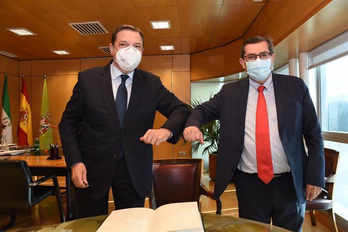 El ministro de Agricultura, Pesca y Alimentación, Luis Planas, y el presidente de la Diputación de Granada, José Entrena.