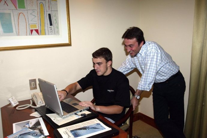 El piloto español Fernando Alonso con el fallecido Adrián Campos, mentor del asturiano