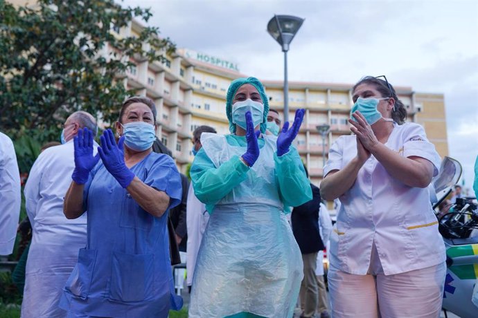 Personal sanitario en los aplausos de la pandemia