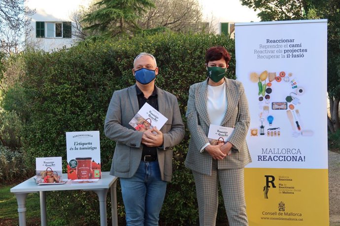 El conseller de Promoción Económica y Desarrollo Local del Consell de Mallorca, Jaume Alzamora, y la gerente de Agromallorca, Isabel Vicens.