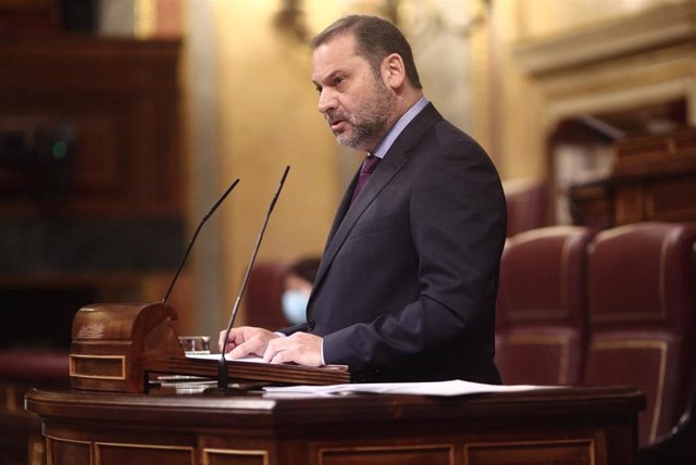 El ministro de Transportes, Movilidad y Agenda Urbana, José Luis Ábalos, interviene durante una sesión plenaria celebrada en el Congreso de los Diputados, en Madrid, (España), a 28 de enero de 2021. Durante el pleno de hoy el Congreso debatirá la conval