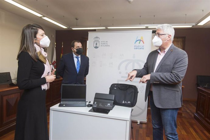 Entrega de tablets y ordenadores al Ayuntamiento de Huércal de Almería