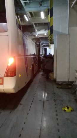 Temporeras accediendo a los autobuses de las asociaciones agrícolas para trasladaslas a Huelva desde el Puerto de Algeciras (Cádiz)