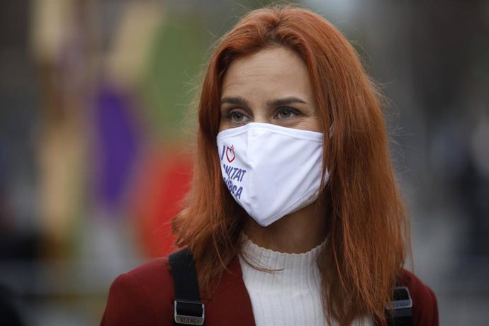 La candidata de los comuns a la Presidencia de la Generalitat, Jéssica Albiach, en el acto de apertura de la campaña frente al Hospital Clínic