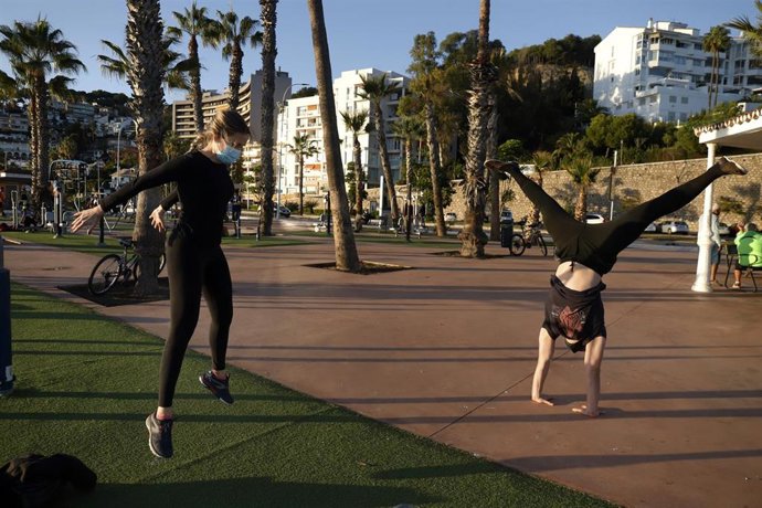 Un grupo de personas practican deportes al aire libre
