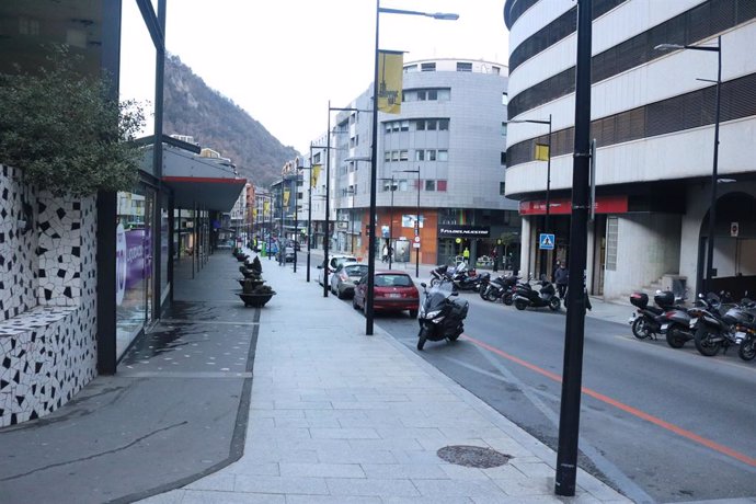 Un carrer comercial a Andorra la Vella (Arxiu)