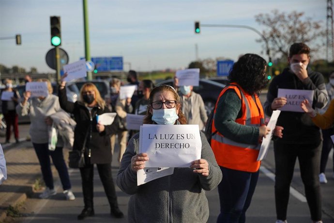 Manifestación en el Polígono Sur en protesta por los cortes de luz