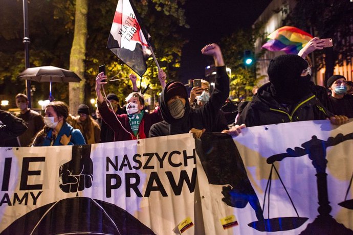 Manifestación en Polonia contra la reciente modificación de la ley del aborto que considera ilegal la interrupción del embarazo en caso de malformación del feto.