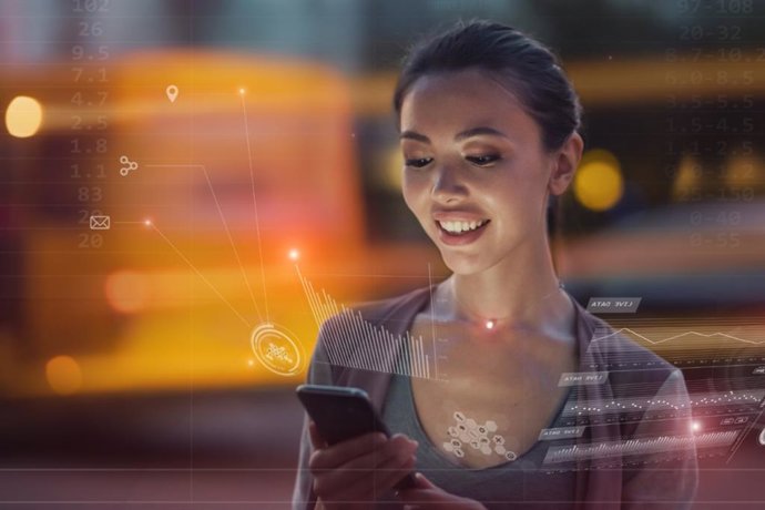 Una mujer mirando su teléfono móvil