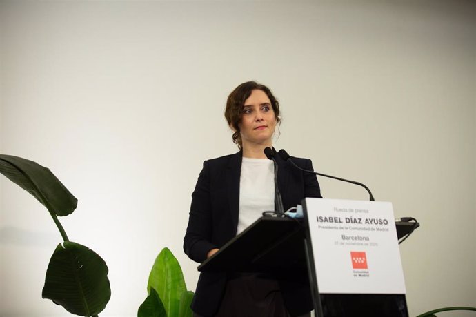 La presidenta de la Comunidad de Madrid, Isabel Díaz Ayuso, interviene en una rueda de prensa convocada en Barcelona, a 27 de noviembre de 2020. 