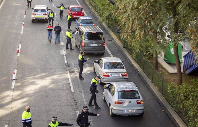 Control de la Policía Local de Huelva tras el decreto del cierre perimetral de la capital.