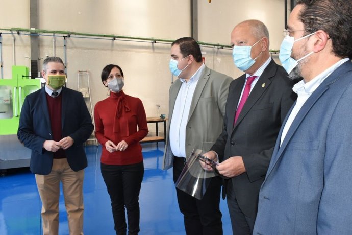 Imbroda (2d), en la visita al IES Fernando III, de Martos.