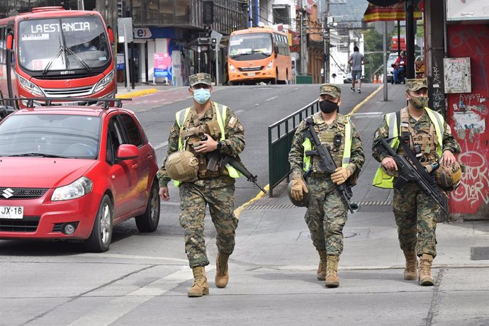 14 January 2021, Chile, Valdivia: Armed soldiers patrol the streets after a strict curfew went into effect due to rising Corona infections. Photo: Miguel Angel Bustos/Agencia Uno/dpa
