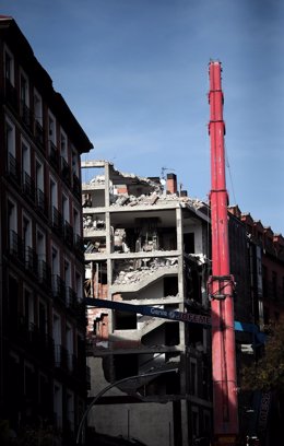 Una grúa trabaja en la demolición de la planta sexta del edificio de la calle Toledo 98 que, el pasado día 20 sufrió una explosión por un escape de gas, en Madrid (España), a 27 de enero de 2021.  Los vecinos del bloque de viviendas número 102 podrán vo