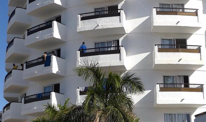 Fachada y balcones del hotel Waikiki donde han acogido a decenas de migrantes para aliviar la saturación del muelle de Arguineguín