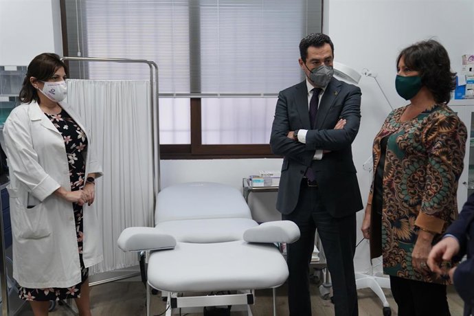 El presidente de la Junta, Juanma Moreno, en la inauguración del nuevo centro de salud de Jimena (Jaén)